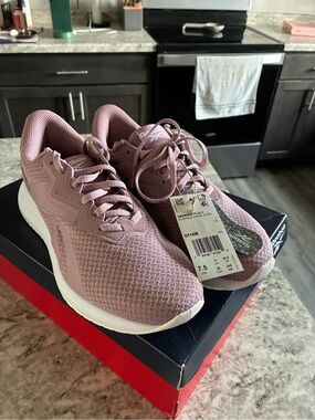 Brand new women’s 7.5 Reebok Energen 2